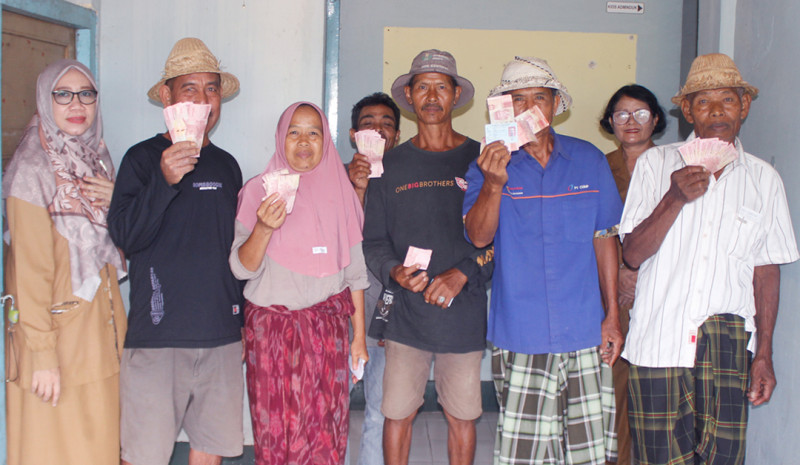 Pemerintah Kabupaten Lombok Barat melalu Dinas Sosial Menyalurkan BLT DBHCHT Tahun 2025