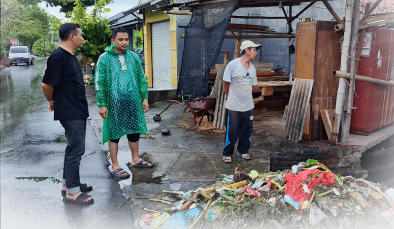 PEMBERSIHAN SAMPAH DI SALURAN PERBATASAN PROA–BAKONG BERJALAN LANCAR