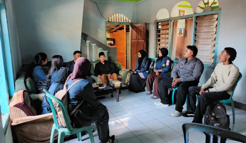 Mahasiswa dari Universitas Mataram (UNRAM) melaksanakan kegiatan survei awal dalam rangka pengumpulan data sebagai dasar penyusunan program kerja (proker) di wilayah Desa Kebon Ayu,